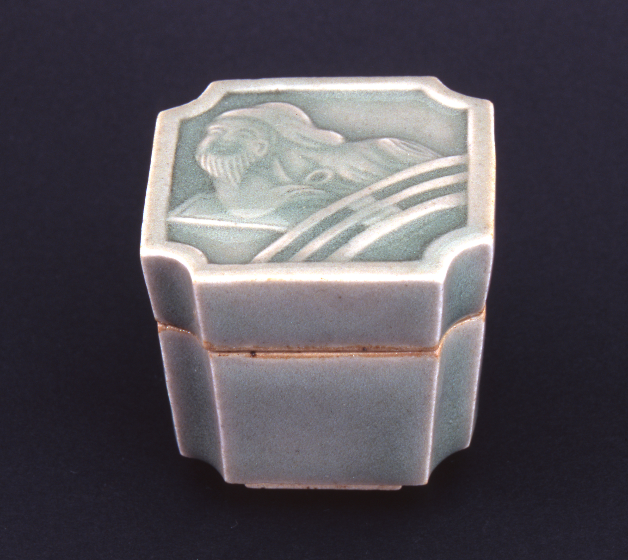 Zuishi-yaki pottery, Zhou Maoshu’s face carved on a celadon incense container used for tea ceremonies (museum collection)