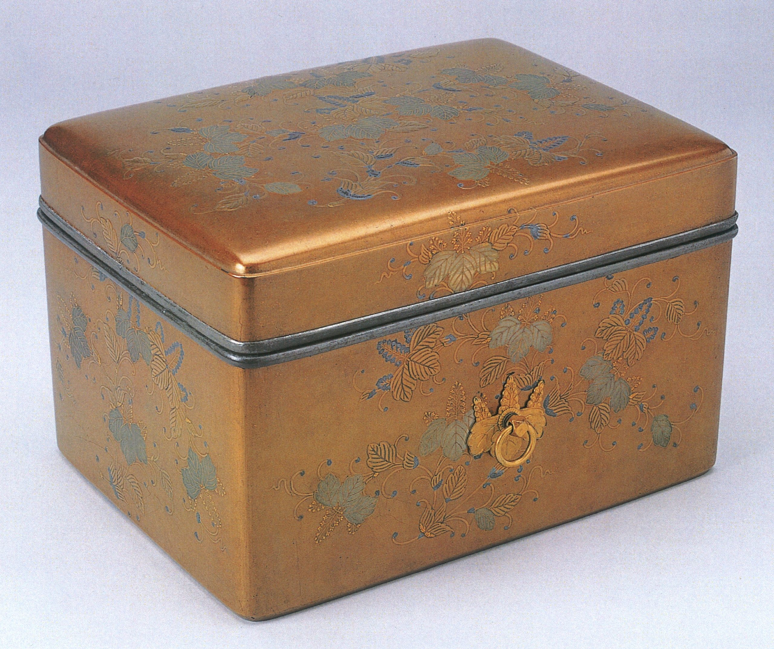 A paulownia lacquer box for personal accessories, a national treasure (owned by Kumano Hayatama Taisha Shrine)