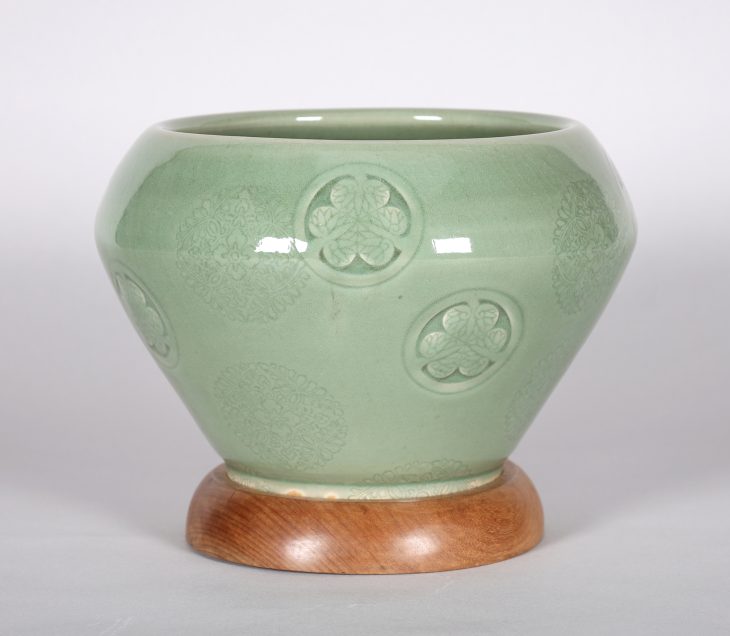 青磁葵紋火鉢 　養翠園蔵